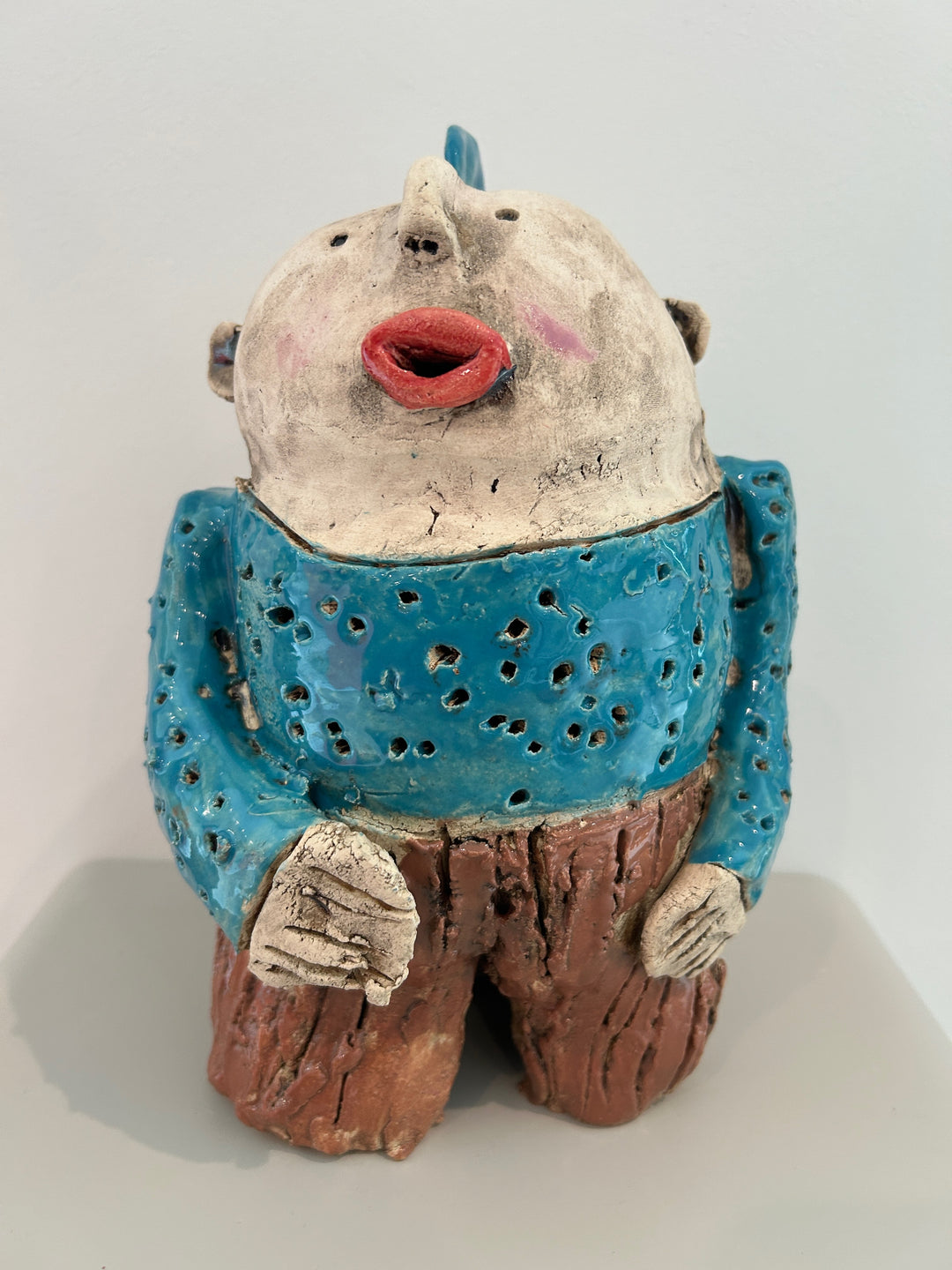 Handgemaakt beeld van Hartwerk – sociaal keramisch kunstobject – 16 × 14 × 25,5 cm