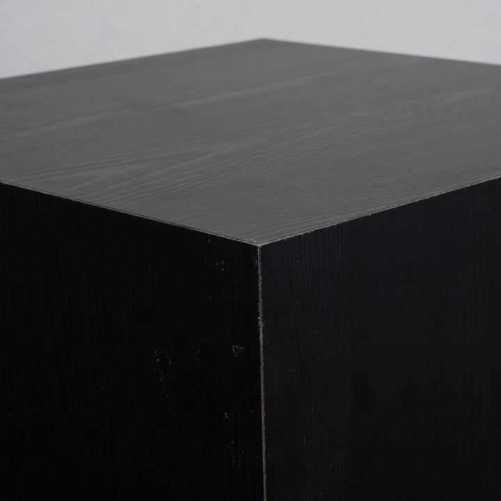 Base in black laminate