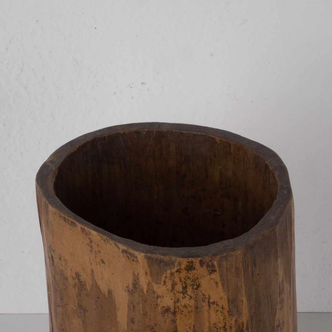 Massief houten vaasobject – Sculpturaal & tijdloos karakterstuk