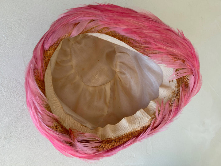Vintage hoed met roze pluimen – een zacht statement / 23 x 19 x 16 cm