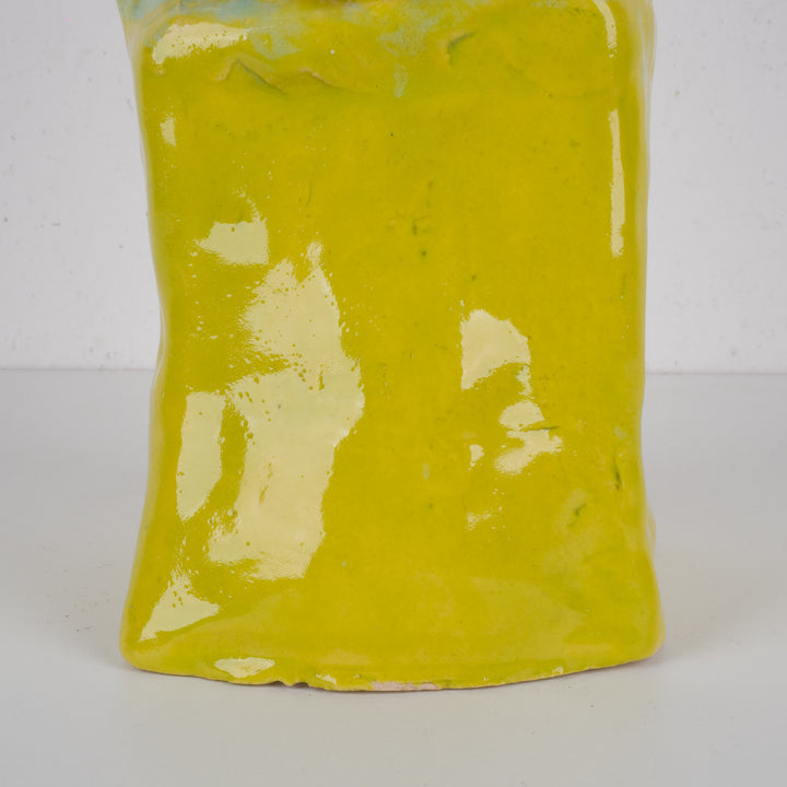 Handgemaakt beeld van een vrouw – lichtgroen geglazuurd, met sociaal engagement