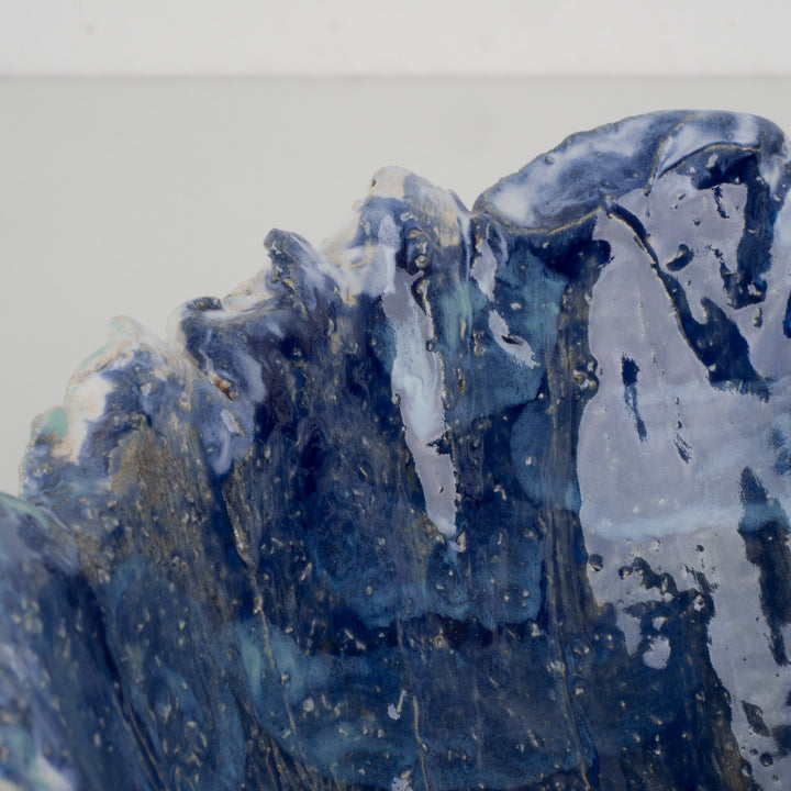 Handgemaakte keramische schaal Karla Vanacker – uniek kunstobject in lichtgroen en diepblauw – 24 cm