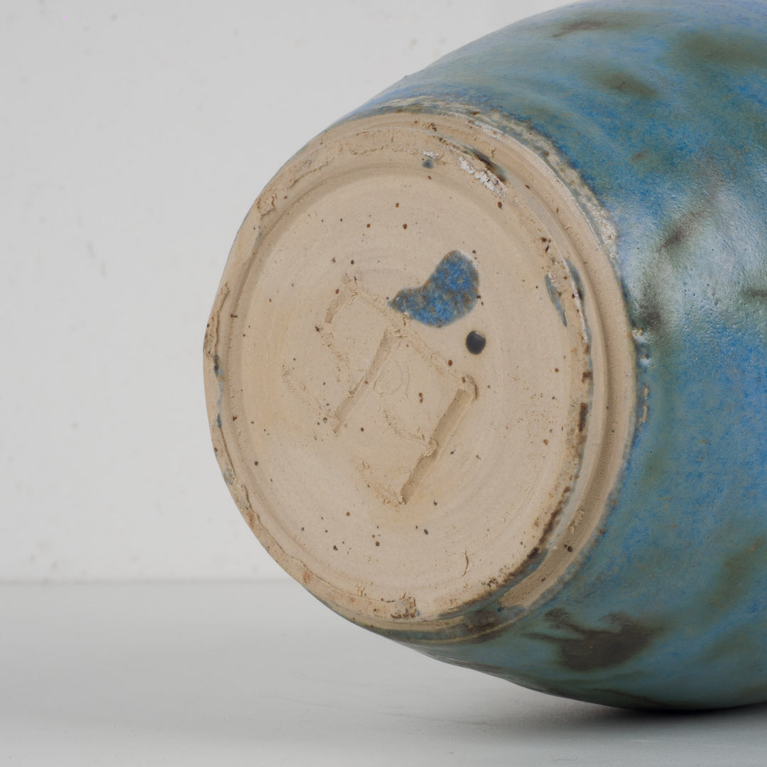 Handgemaakt keramisch vaasje in gevlekt lichtblauw – gesigneerd – 12×12×19 cm