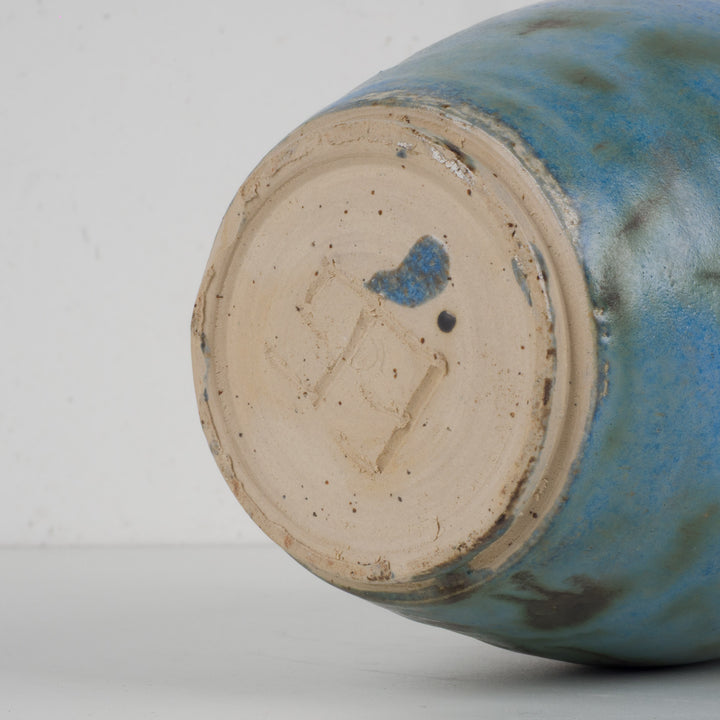 Handgemaakt keramisch vaasje in gevlekt lichtblauw – gesigneerd – 12×12×19 cm
