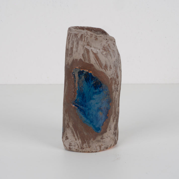 Handgemaakt keramisch vaasje – bruin met blauw geglazuurd blad – gesigneerd – 6 x 5,5 x 15 cm