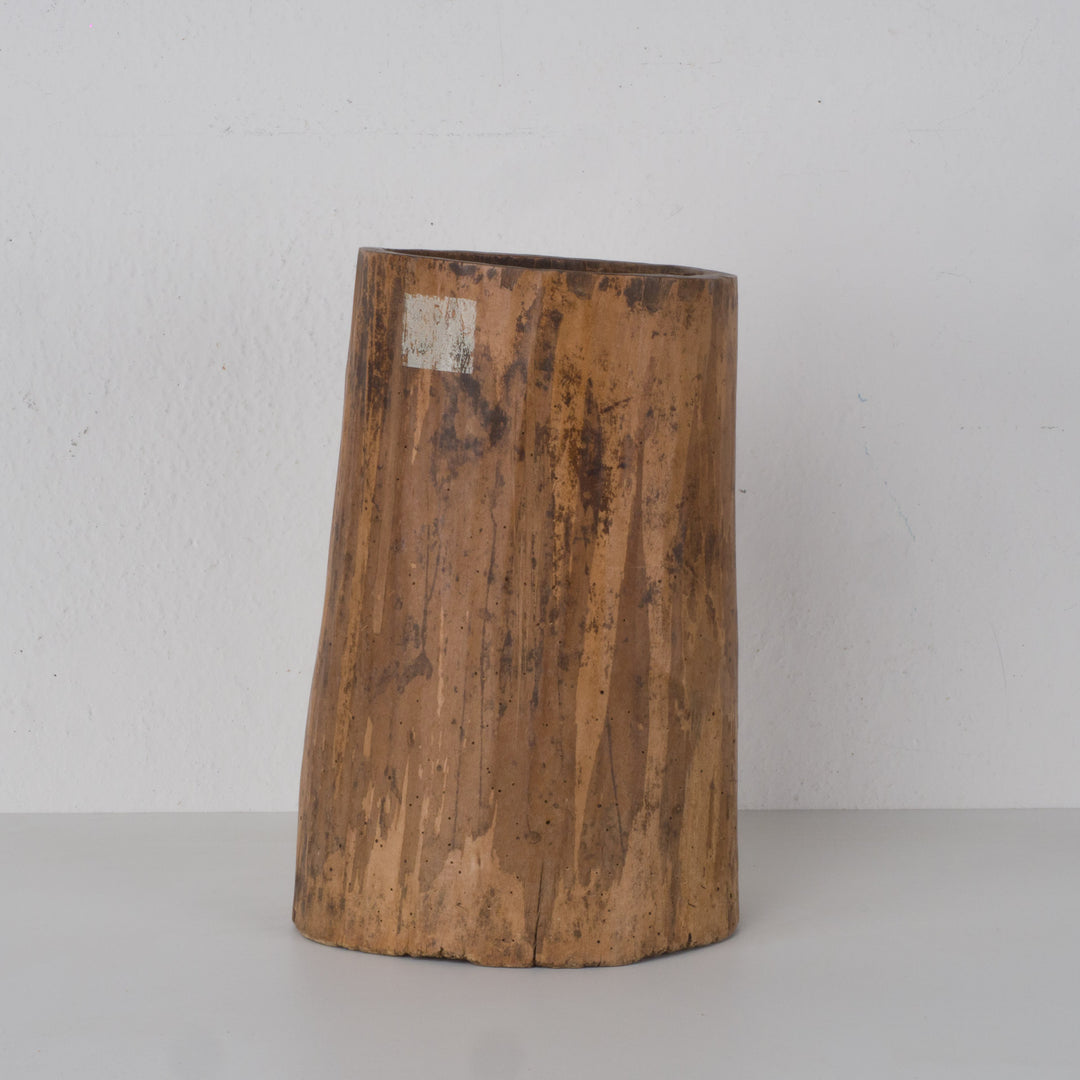 Massief houten vaasobject – Sculpturaal & tijdloos karakterstuk