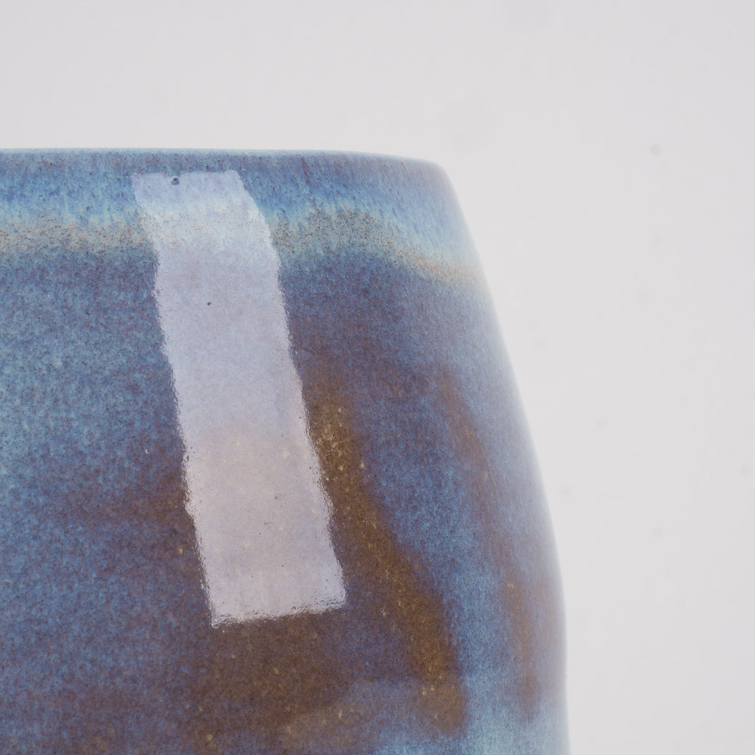 Keramisch geglazuurd vaasje in lichtblauw – gestempeld M – 17,5 cm