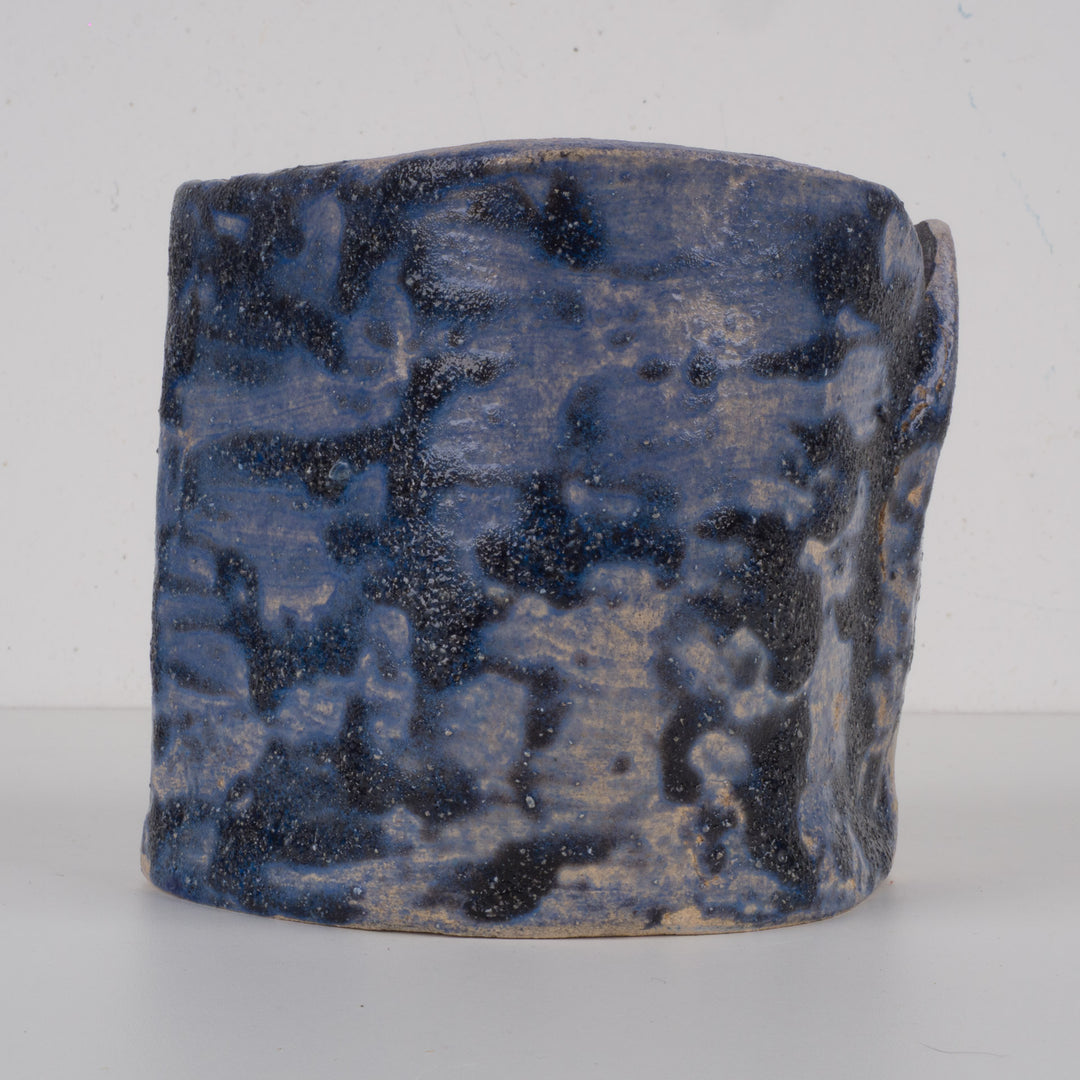 Blauw keramisch potje met bladmotief – Handgemaakt en gesigneerd – 15x13x13 cm