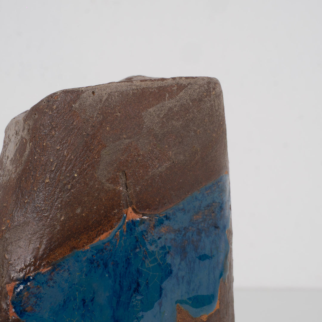 Handgemaakt keramisch vaasje – bruin met blauw geglazuurd blad – gesigneerd – 6 x 5,5 x 15 cm