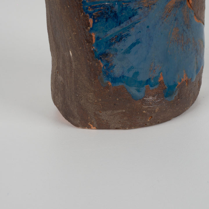 Handgemaakt keramisch vaasje – bruin met blauw geglazuurd blad – gesigneerd – 6 x 5,5 x 15 cm