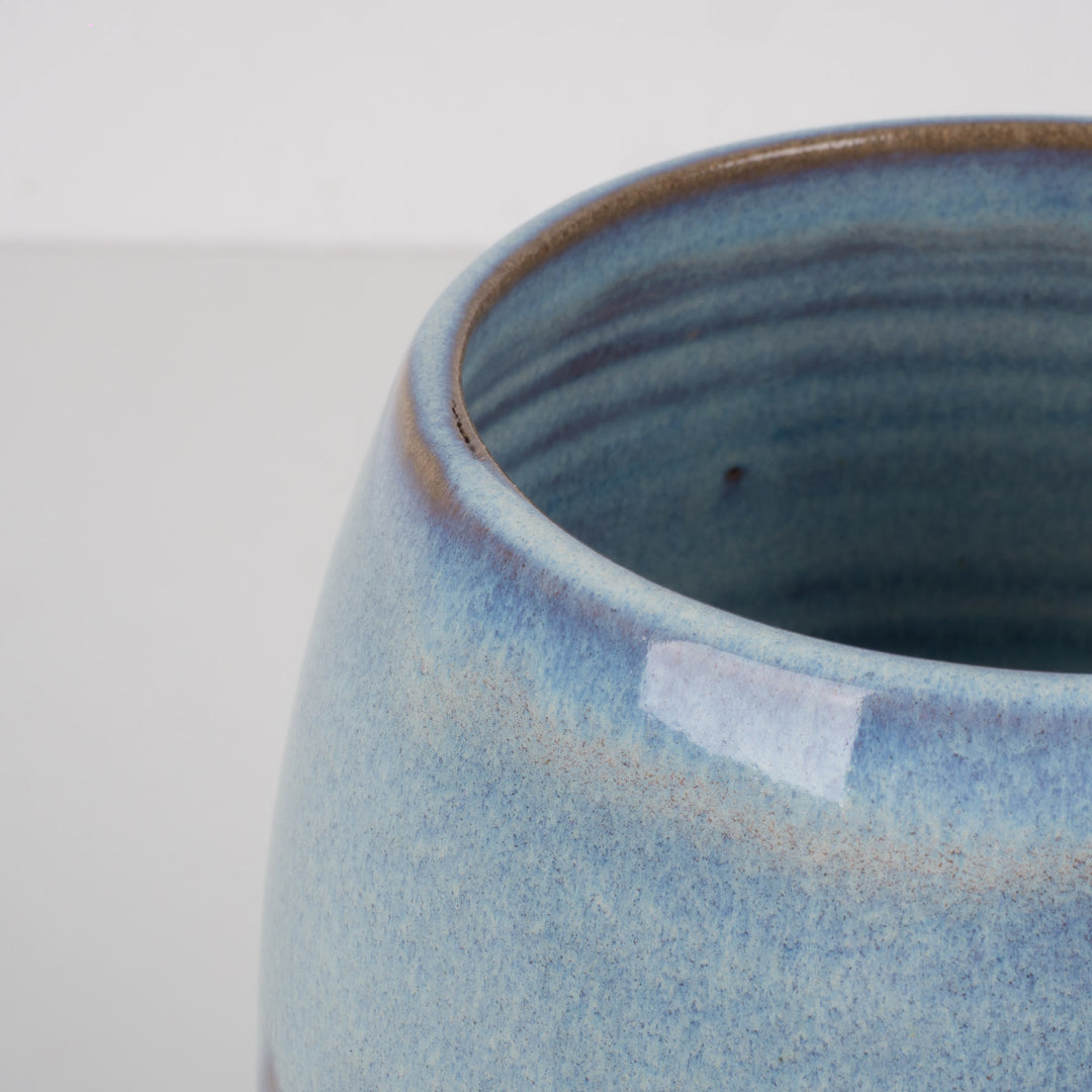 Keramisch geglazuurd vaasje in lichtblauw – gestempeld M – 17,5 cm