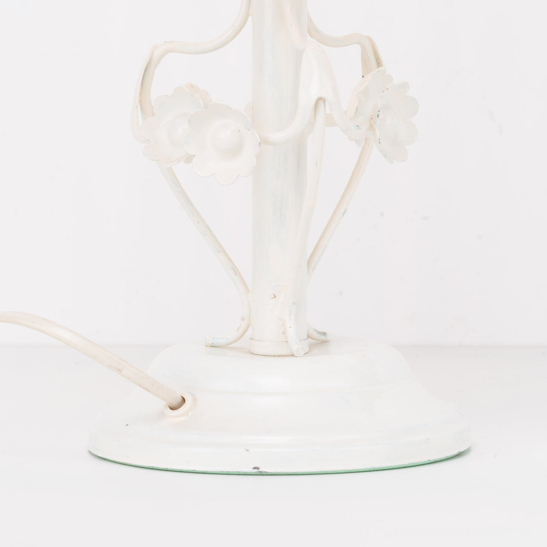 Vintage witte smeedijzeren lamp – romantisch bloemmotief met glaskralen