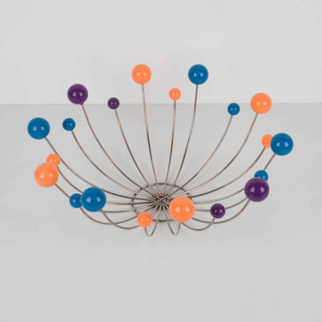 Vintage fruitmand in draadstaal met kleurrijke bollen – mid-century design – 36,5 x 36,5 x 15 cm