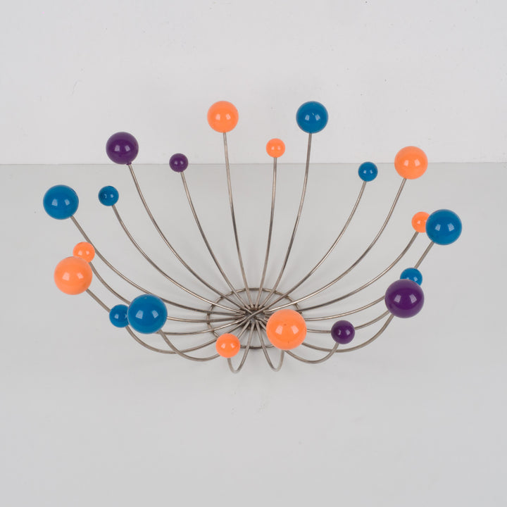 Vintage fruitmand in draadstaal met kleurrijke bollen – mid-century design – 36,5 x 36,5 x 15 cm