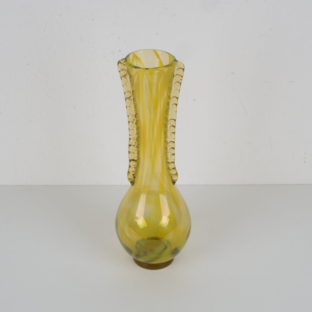 Vintage okergele vaas met vleugels – Groot en karaktervol