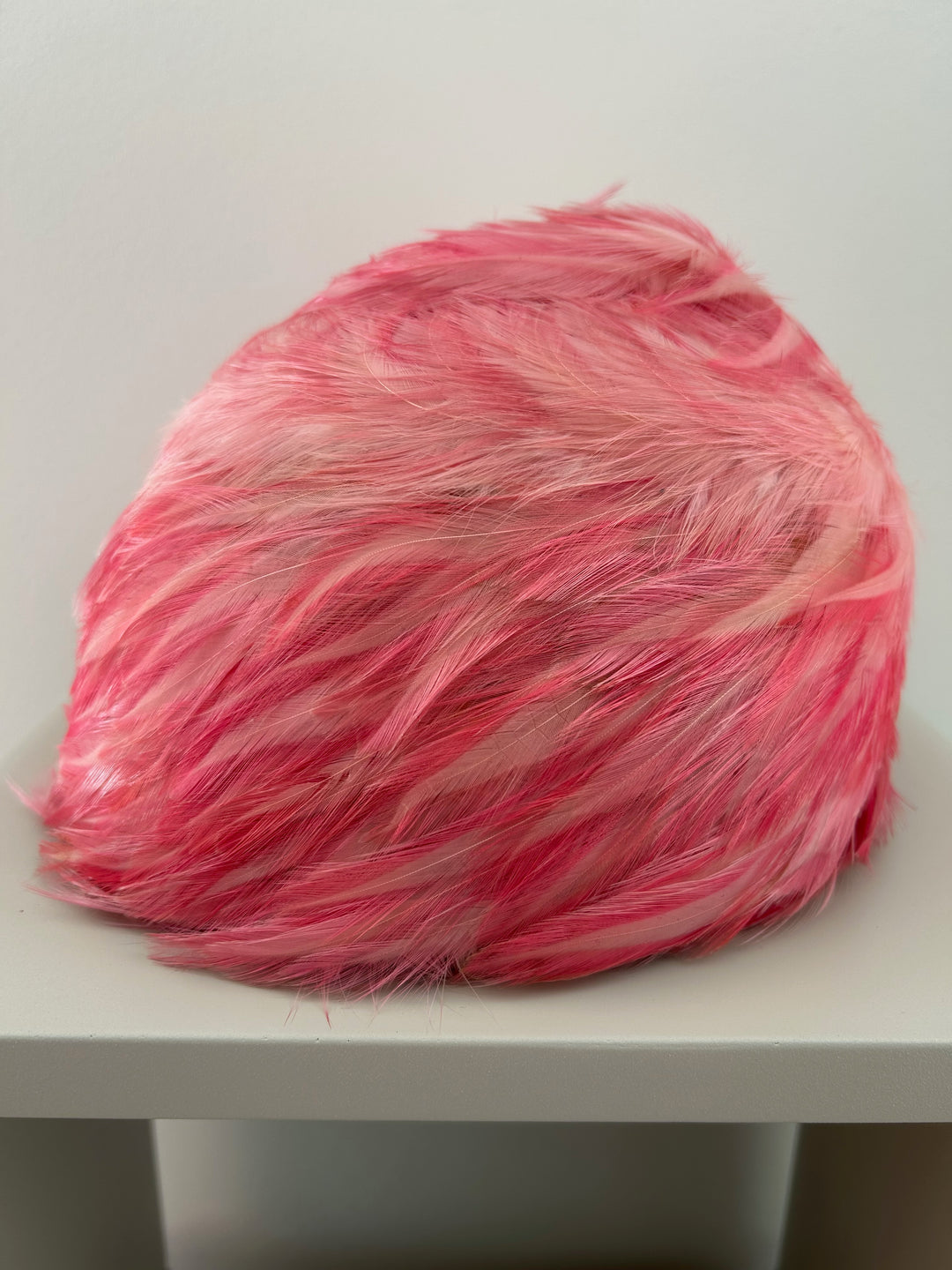 Vintage hoed met roze pluimen – een zacht statement / 23 x 19 x 16 cm