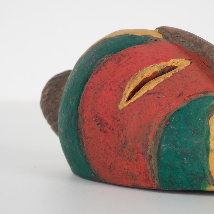 Klein Afrikaans decoratief maskertje – groen, rood en geel