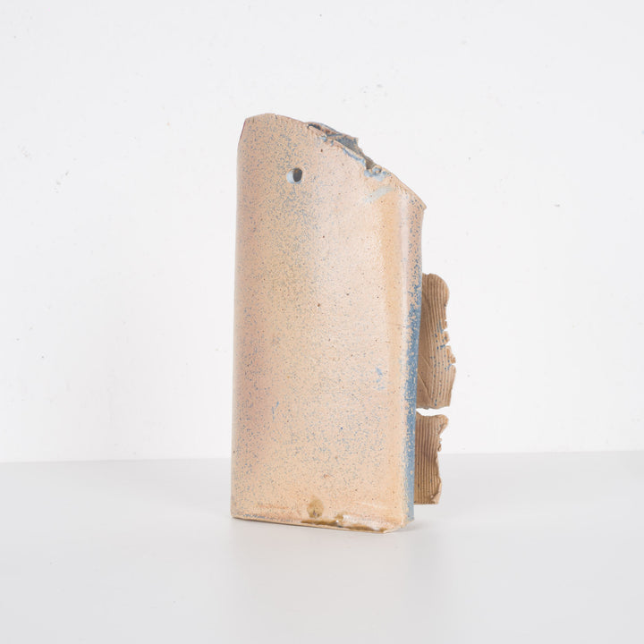 Handgemaakt smal keramisch vaasje – lichtblauw en beige, ophangbaar