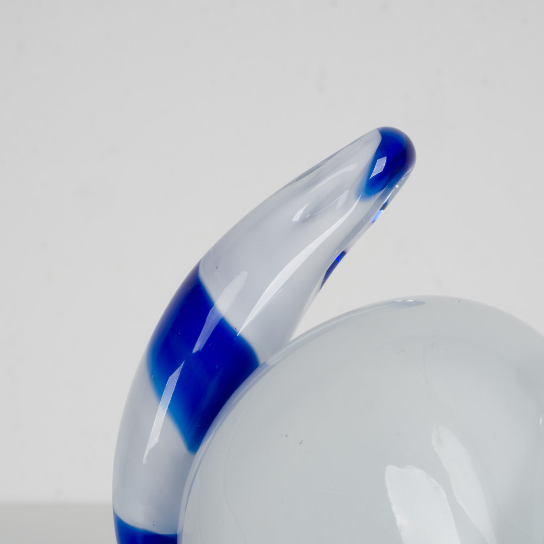 Glass Cat – Elegant mix of white and blue