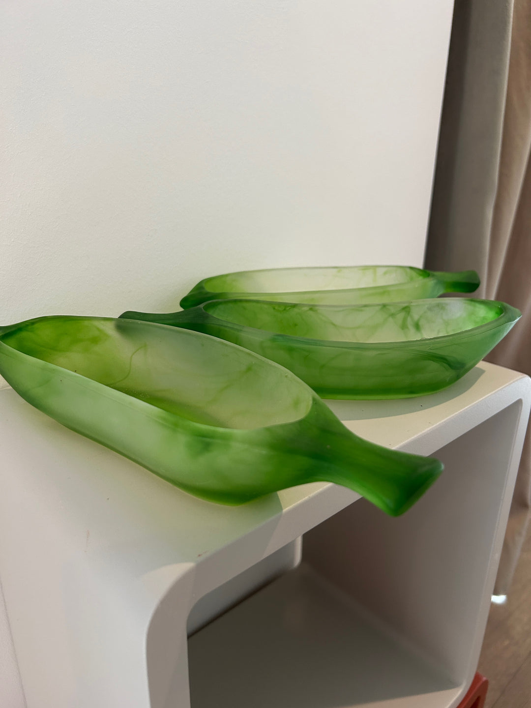 Set van 3 vintage Franse glazen schaaltjes in blad-/peulvorm – groen matglas – 26 x 8 x 4,5 cm