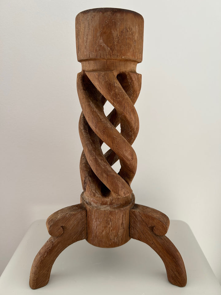Gedraaide Tijd – Vintage Houten Kandelaar met Ziel
