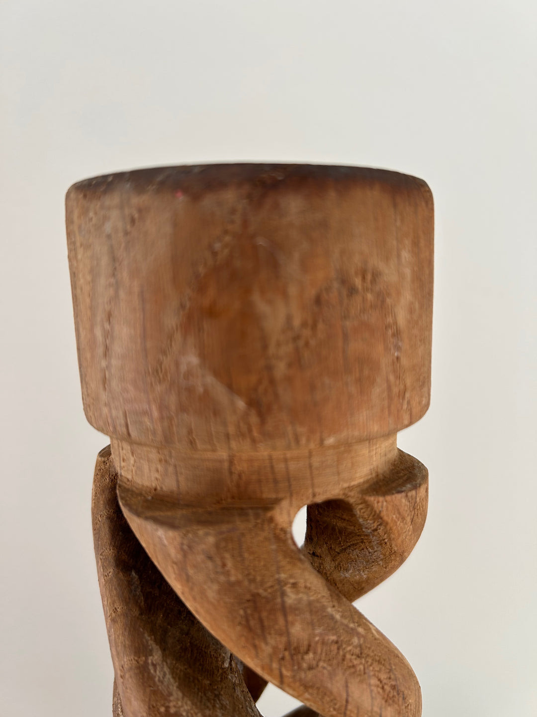 Gedraaide Tijd – Vintage Houten Kandelaar met Ziel