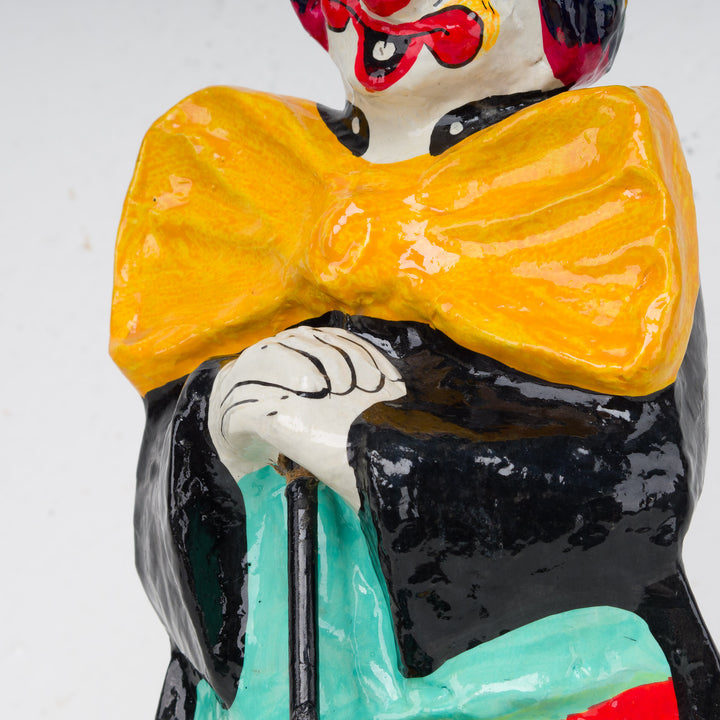 Leuke kleurrijke clown in papier maché