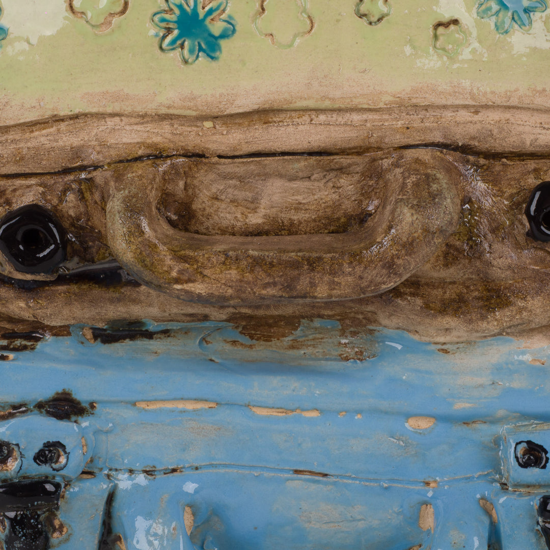 Kleurrijk handgemaakt keramisch beeld – De Reiziger