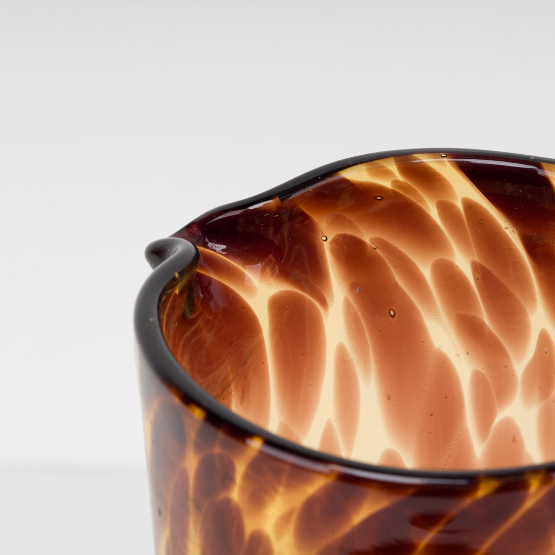 Glazen schenkkan in bruin schildpadmotief