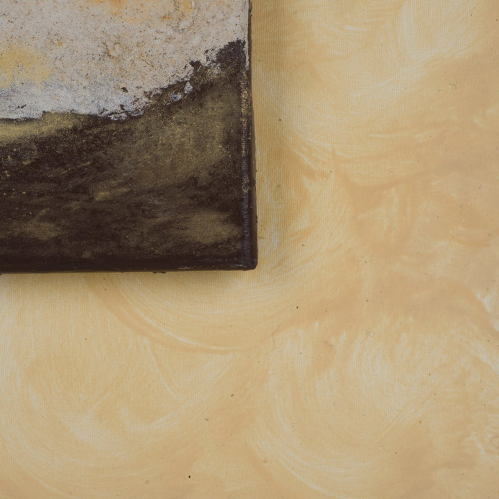 Schilderij in okergeel met 3D beeldje van zittende figuren – 40x40 cm