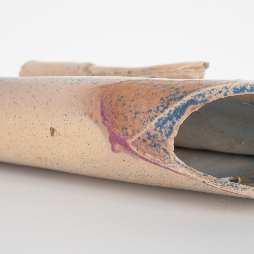 Handgemaakt smal keramisch vaasje – lichtblauw en beige, ophangbaar