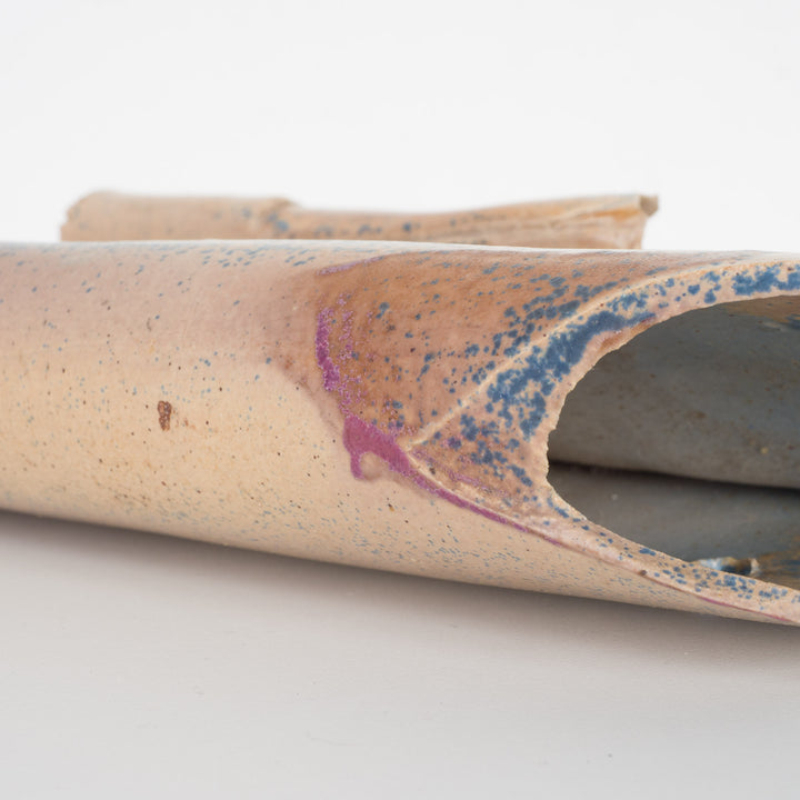 Handgemaakt smal keramisch vaasje – lichtblauw en beige, ophangbaar