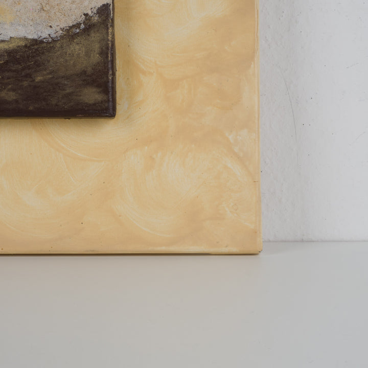 Schilderij in okergeel met 3D beeldje van zittende figuren – 40x40 cm