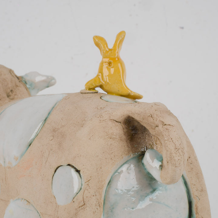 Handgemaakt ludiek keramieken beeldje – Koe met geel vogeltje