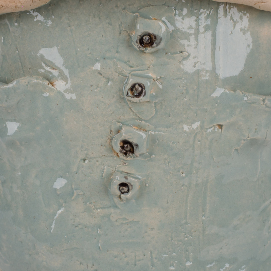 Handgemaakt keramieken beeld – Zieke man met verband