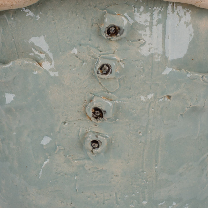 Handgemaakt keramieken beeld – Zieke man met verband