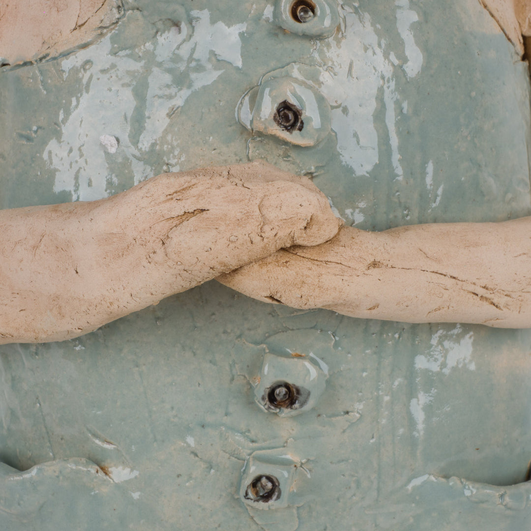 Handgemaakt keramieken beeld – Zieke man met verband