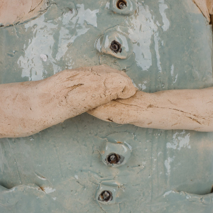 Handgemaakt keramieken beeld – Zieke man met verband