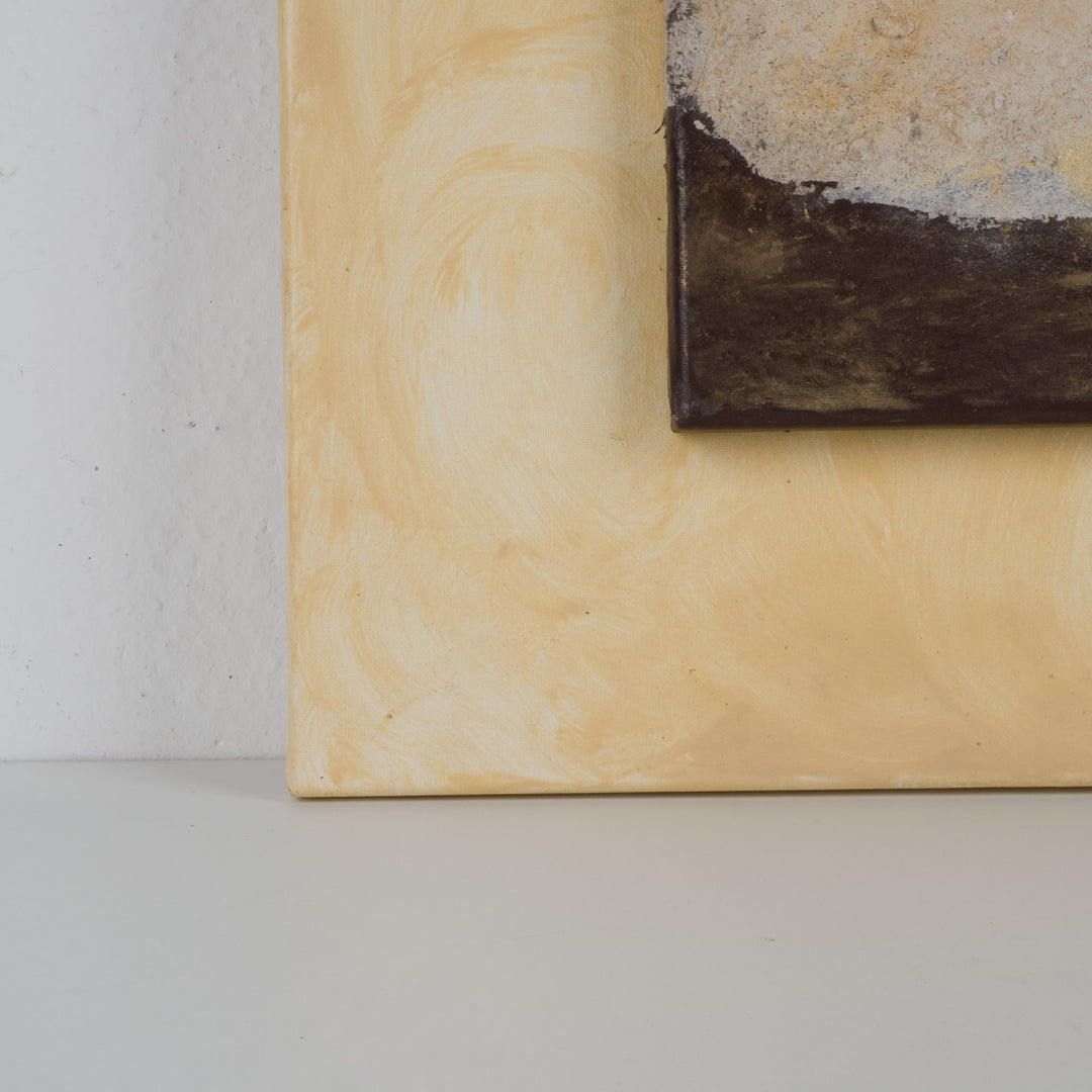 Schilderij in okergeel met 3D beeldje van zittende figuren – 40x40 cm