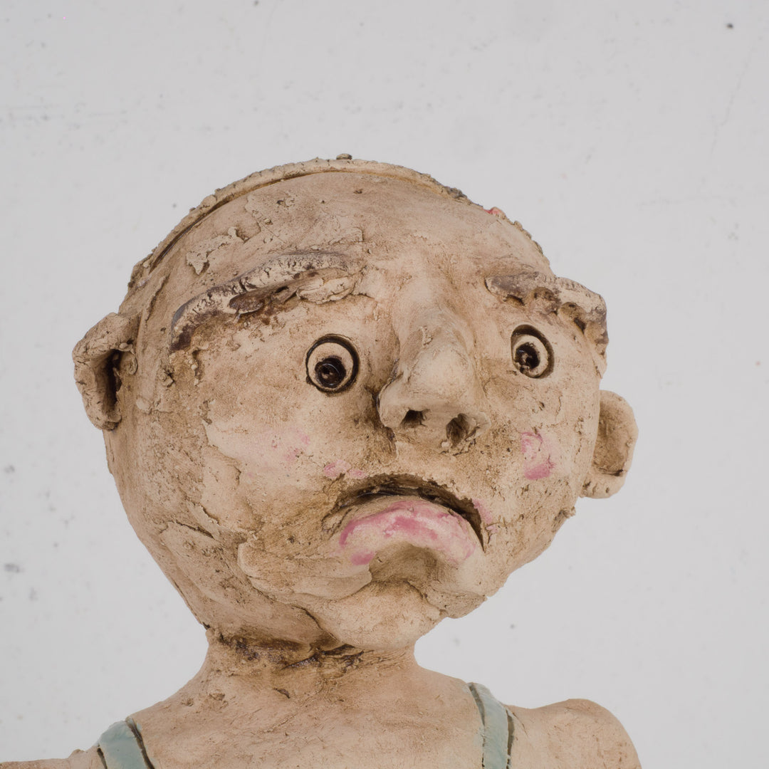 Handgemaakt keramieken beeld – Zieke man met verband