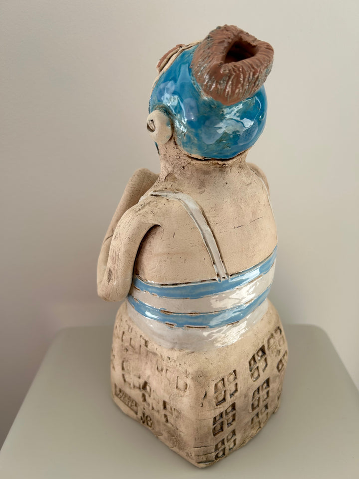 Handgemaakt keramisch beeld 'Zij die durft te dromen in blauw en wit' - 15 x 12 x 29 cm