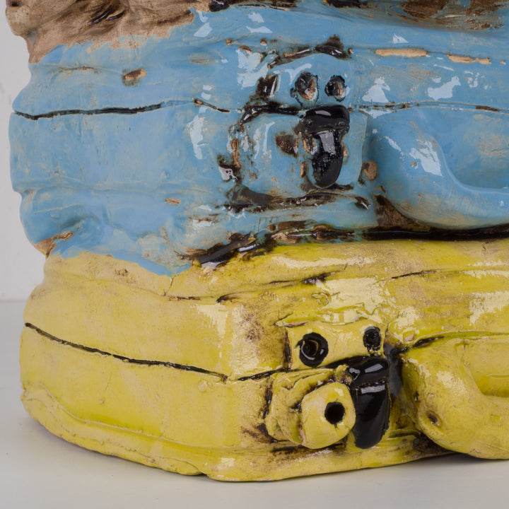 Kleurrijk handgemaakt keramisch beeld – De Reiziger