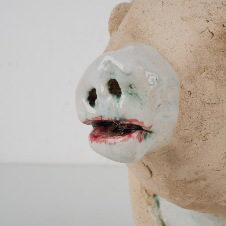 Handgemaakt ludiek keramieken beeldje – Koe met geel vogeltje