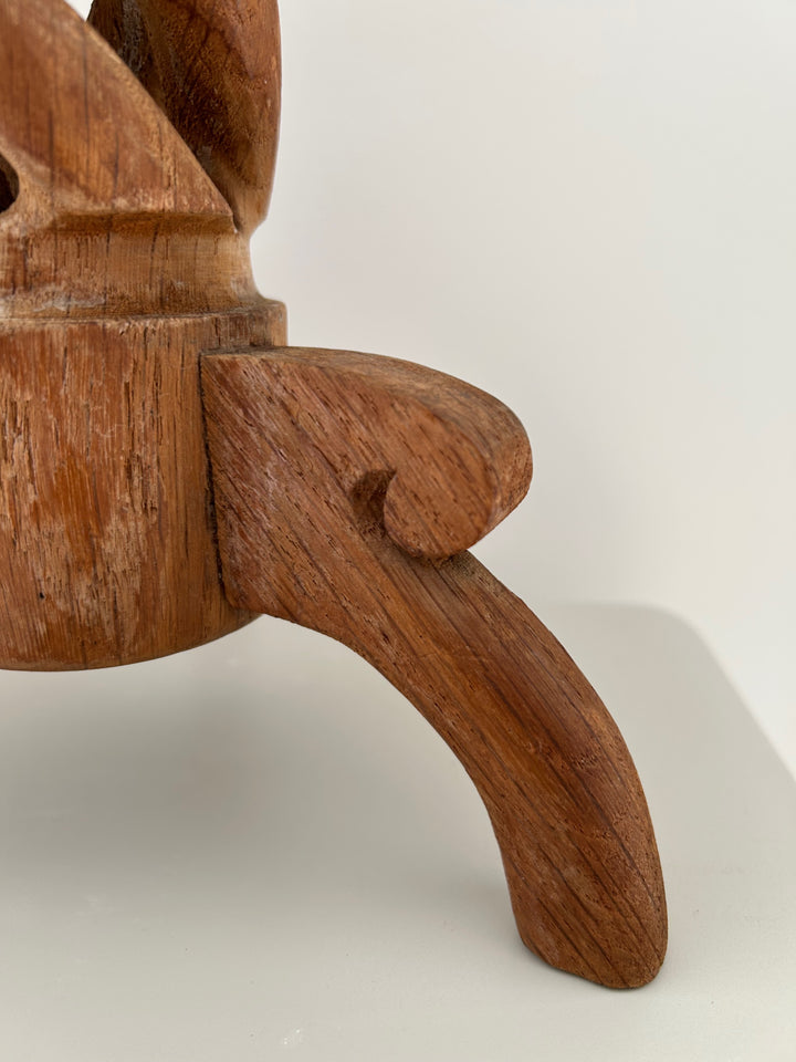 Gedraaide Tijd – Vintage Houten Kandelaar met Ziel