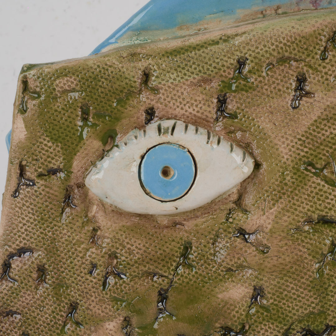 Ludiek geometrisch keramisch beeld – Gezichten in lichtblauw en groentinten