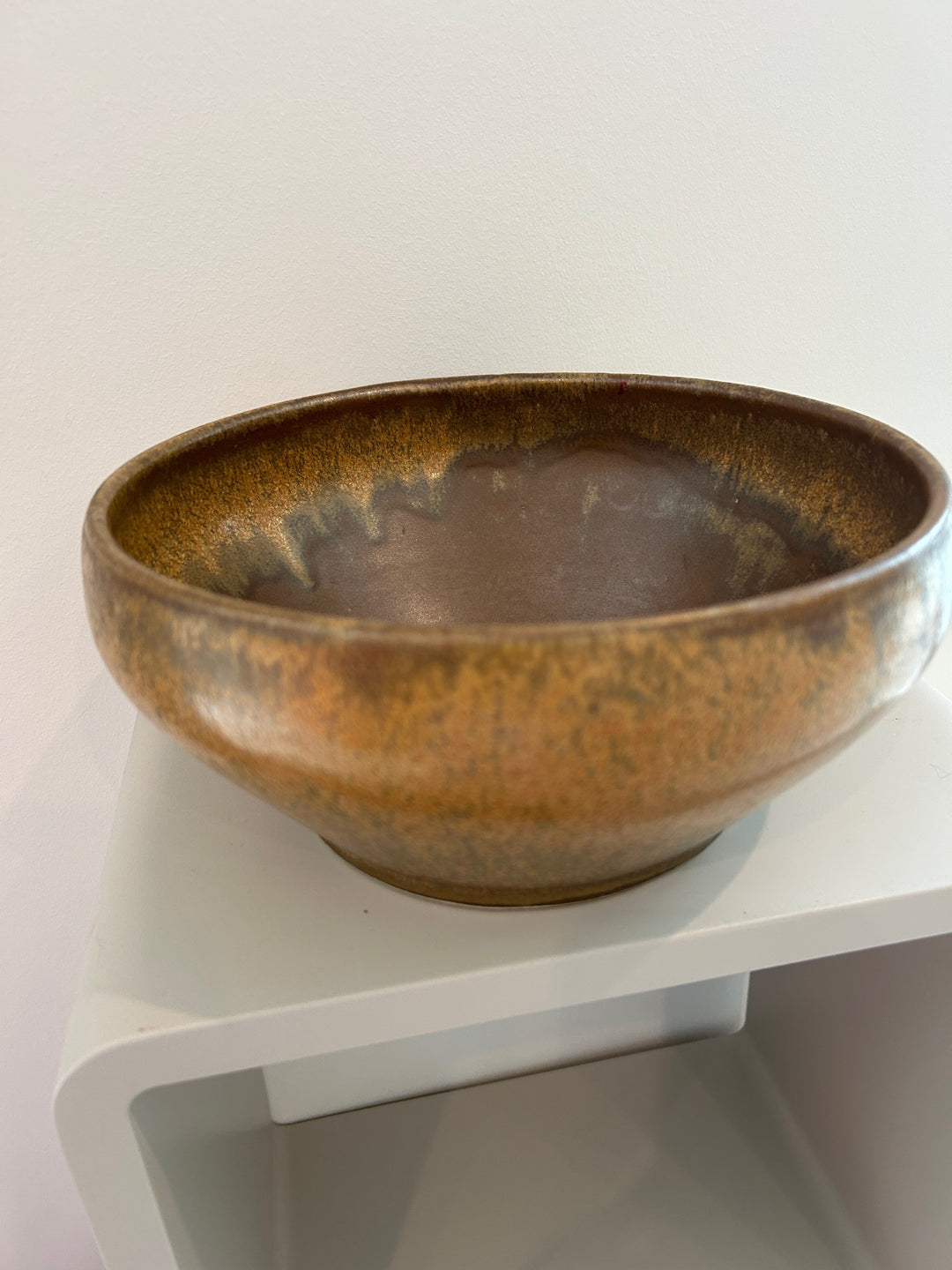 Handgemaakte keramische studioschaal met bruin-oker glazuur – Gesigneerd S – 23 x 23 x 10,5 cm