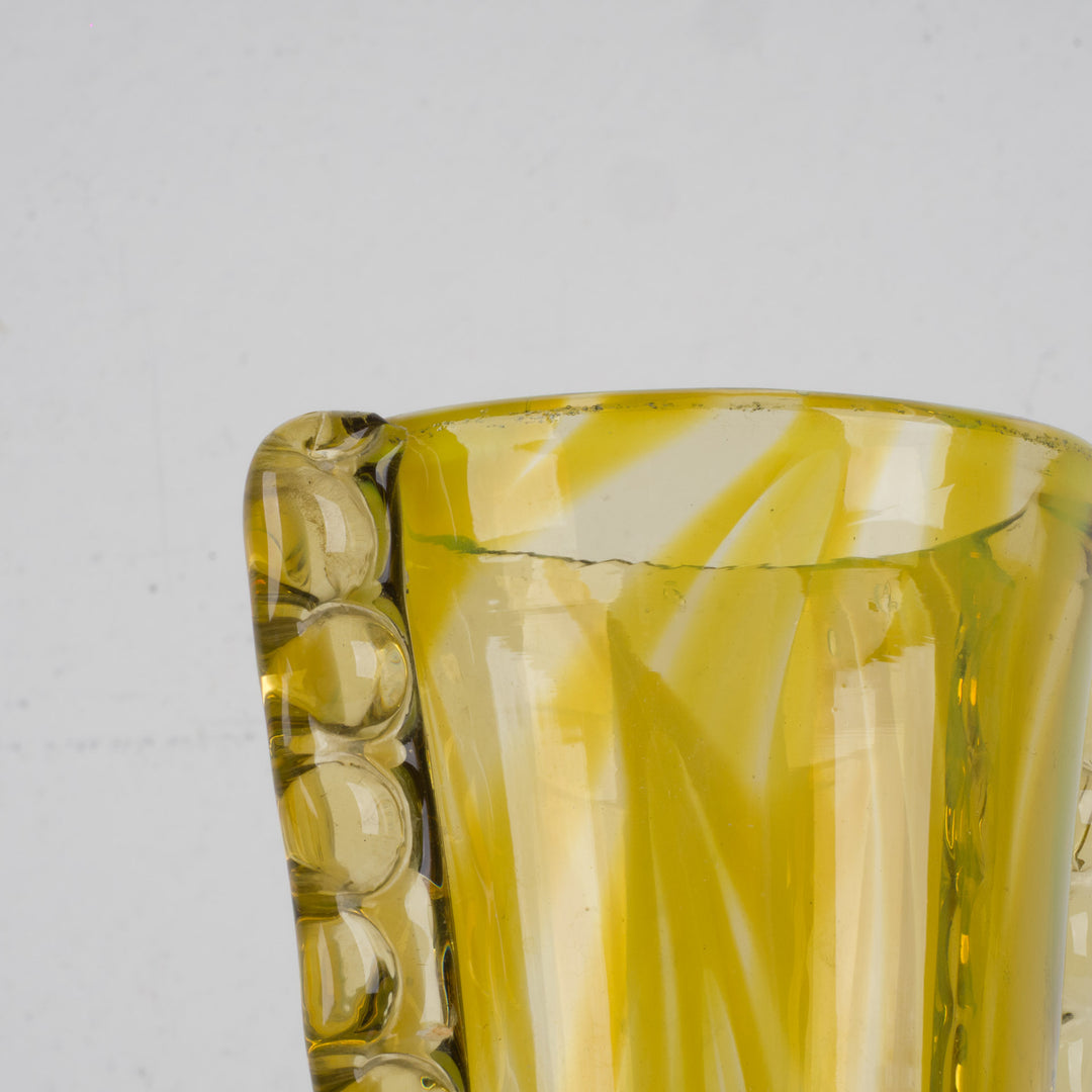 Vintage okergele vaas met vleugels – Groot en karaktervol