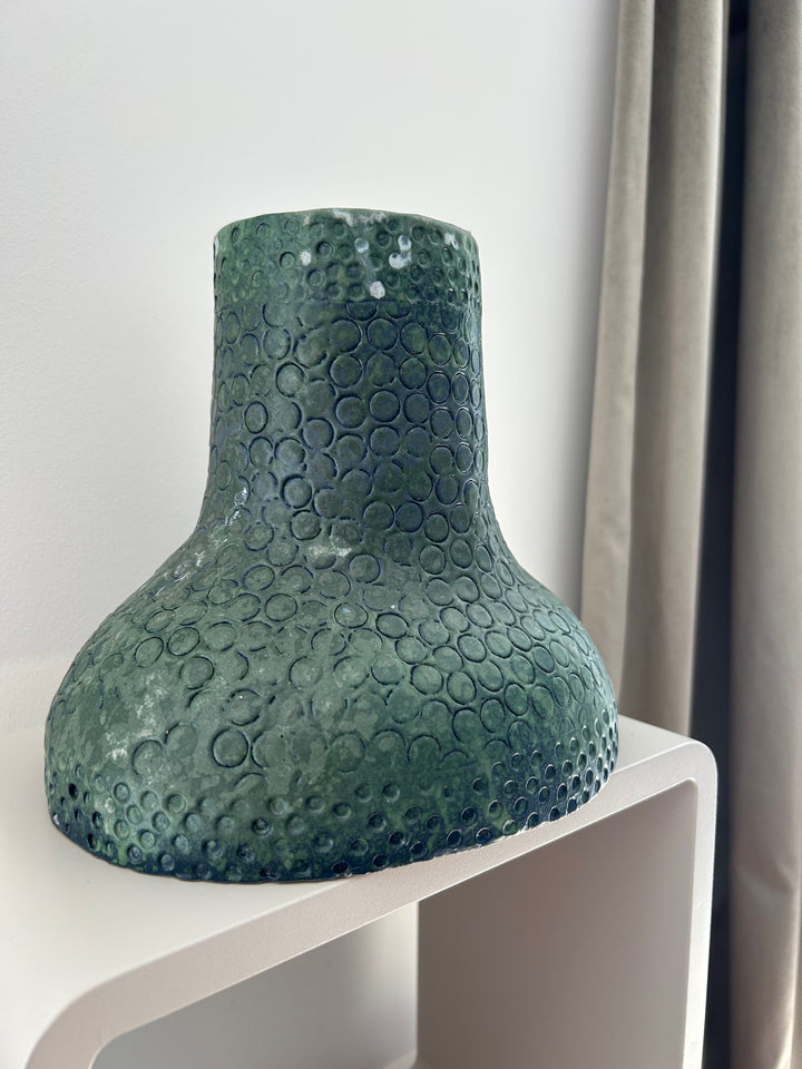 Groene diepte in reliëf – een vaas die leeft tussen water en aarde /  25,5 x 22,5 x 23 cm