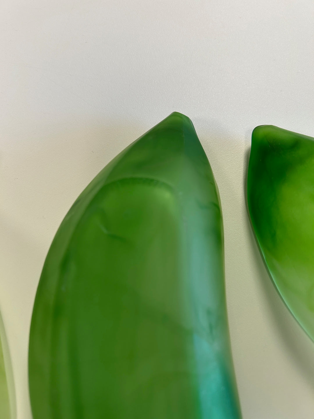 Set van 3 vintage Franse glazen schaaltjes in blad-/peulvorm – groen matglas – 26 x 8 x 4,5 cm