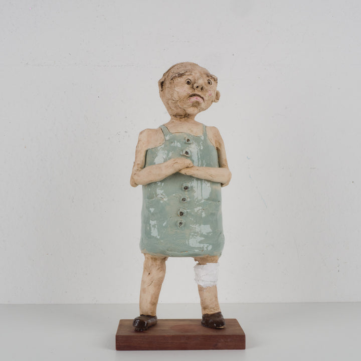 Handgemaakt keramieken beeld – Zieke man met verband